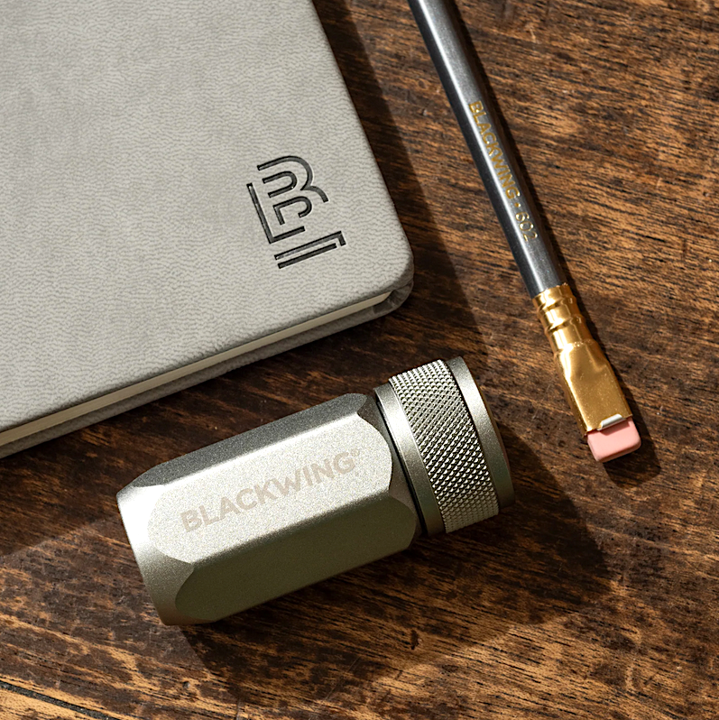 Bleistiftspitzer für lange Spitzen | Aluminium Silbergrau