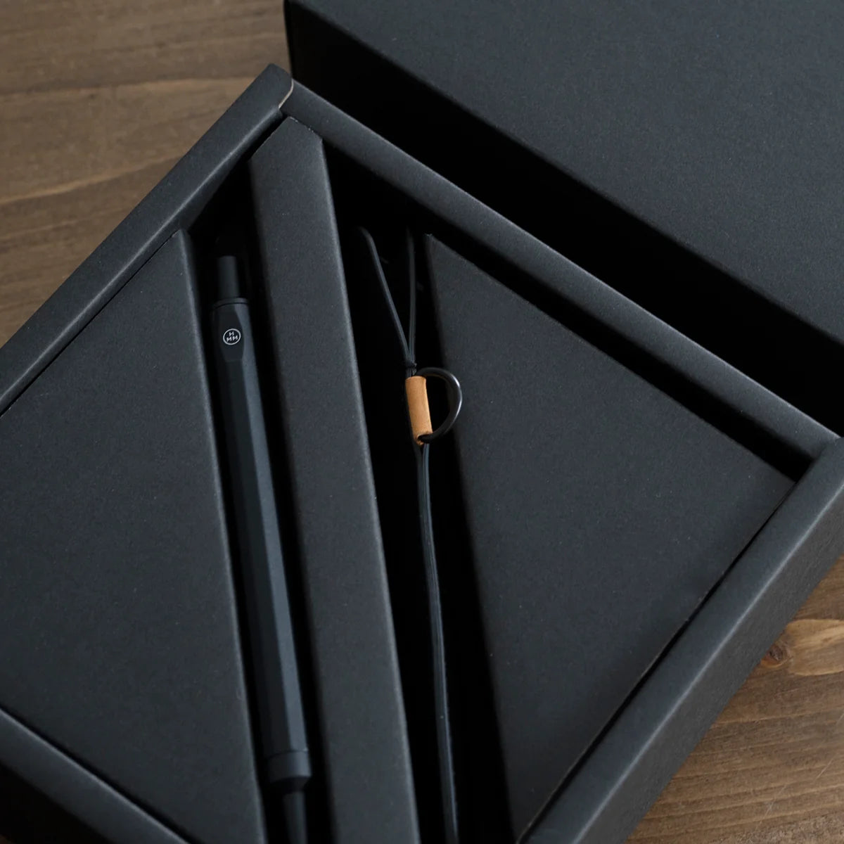 EDC Travel Set von HMM – matt-schwarzer Aluminium-Kugelschreiber mit passendem Lederetui aus italienischem Leder in einer Geschenkverpackung.