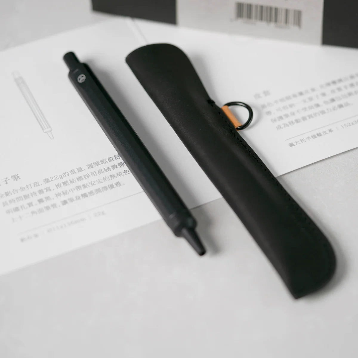 EDC Travel Set von HMM – matt-schwarzer Aluminium-Kugelschreiber mit passendem Lederetui aus italienischem Leder in einer Geschenkverpackung.