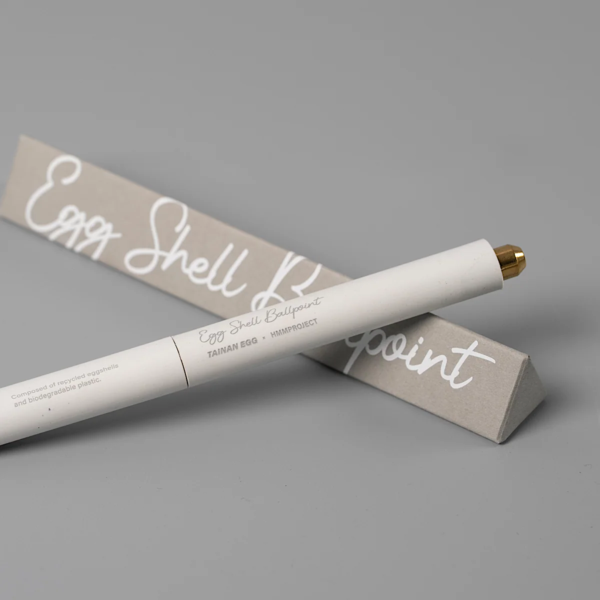 HMM Eggshell Ballpoint – Kugelschreiber aus recycelten Eierschalen, entwickelt mit Tainan Egg. Naturweisser Schaft mit Messingdetail, hergestellt in Taiwan.