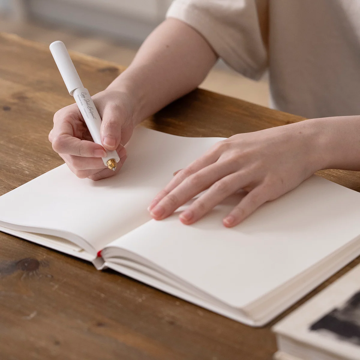 HMM Eggshell Ballpoint – Kugelschreiber aus recycelten Eierschalen, entwickelt mit Tainan Egg. Naturweisser Schaft mit Messingdetail, hergestellt in Taiwan.
