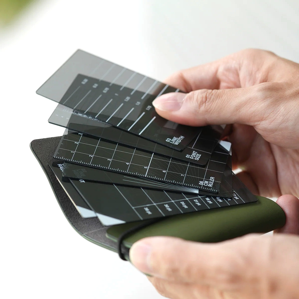 HMM Pocket Ruler – sechs Design-Messwerkzeuge im Überblick: Schriftgrösse, Zeilenhöhe, Linienstärke, Winkel, Eckenradius und Zentimeter-Lineal.
