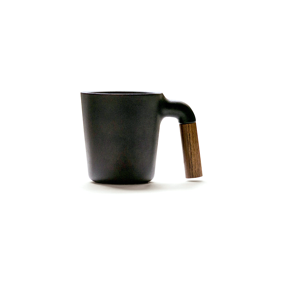 Mugr Kaffeetasse schwarz | Handgefertigte Keramik mit Walnussholzgriff
| HMM | Made in Taiwan