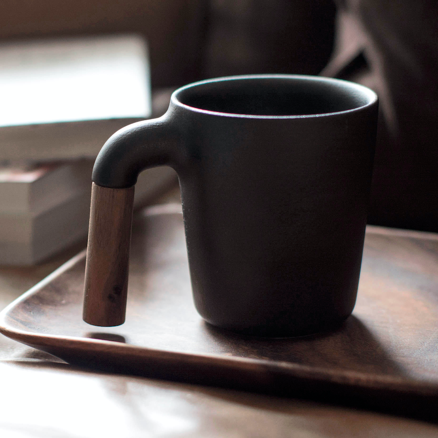 Mugr Kaffeetasse schwarz | Handgefertigte Keramik mit Walnussholzgriff
| HMM | Made in Taiwan