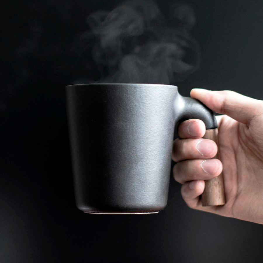 Mugr Kaffeetasse schwarz | Handgefertigte Keramik mit Walnussholzgriff
| HMM | Made in Taiwan