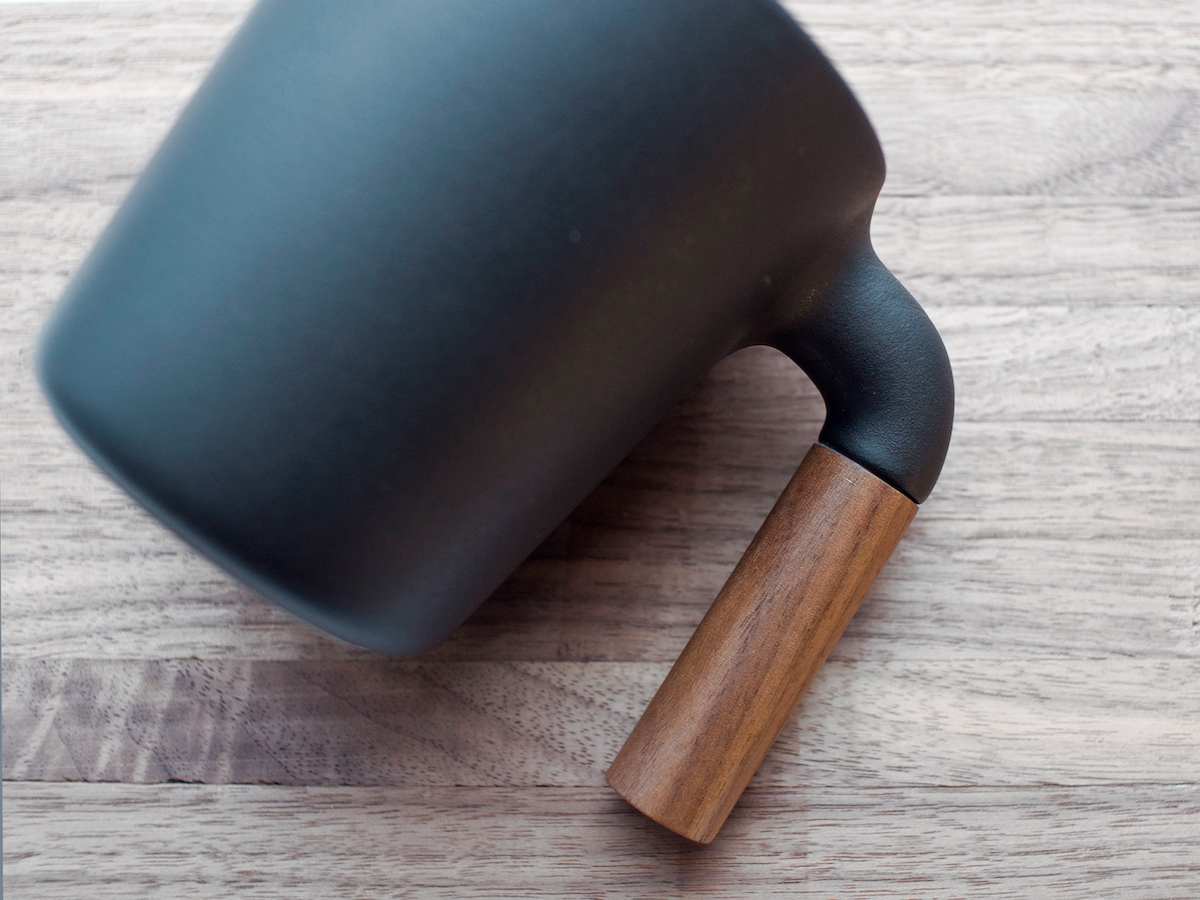 Mugr Kaffeetasse schwarz | Handgefertigte Keramik mit Walnussholzgriff
| HMM | Made in Taiwan