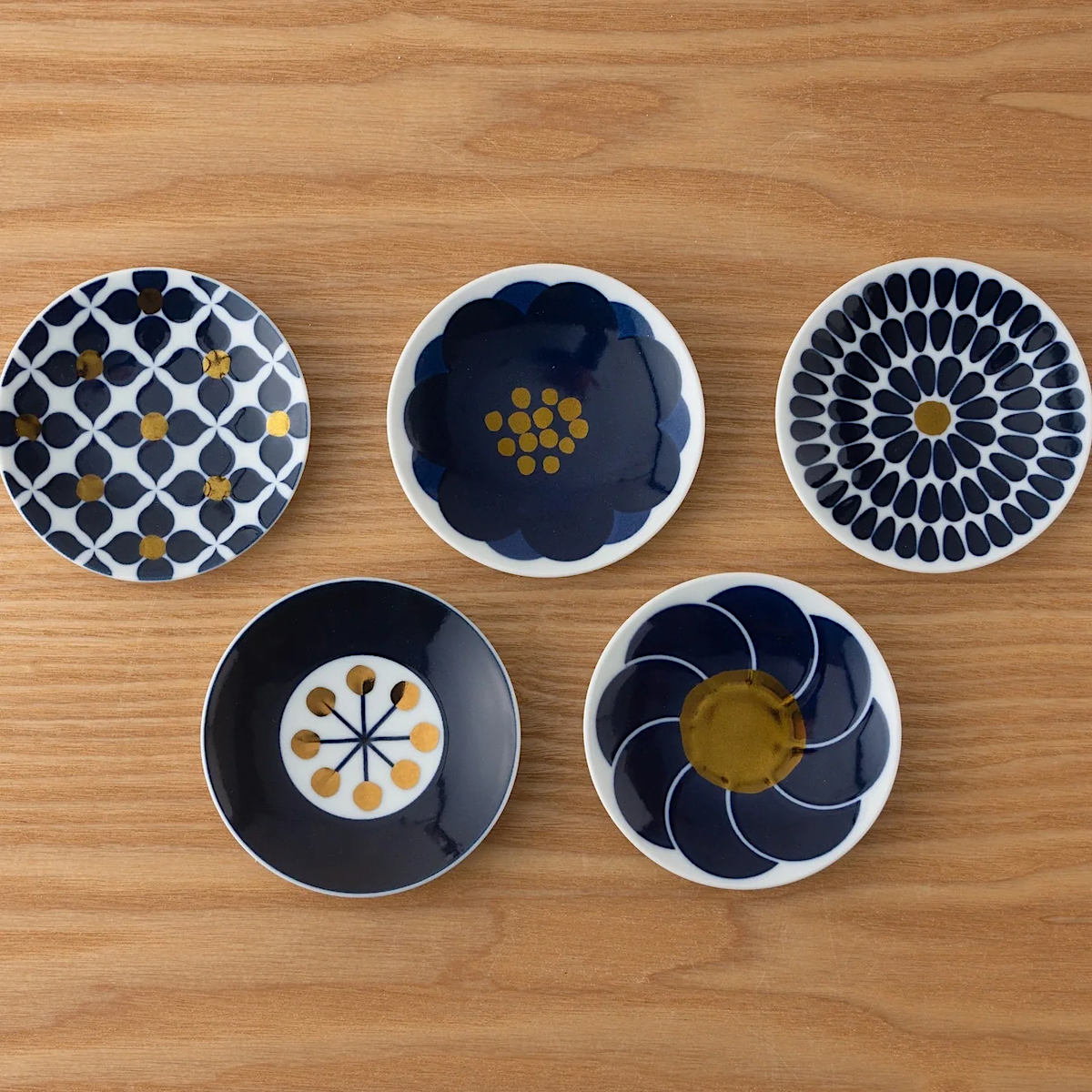Japanische Mini-Porzellanteller Botanical im 5er-Set von KIHARA – Porzellan mit floralen Indigo- und Goldmotiven aus Japan.