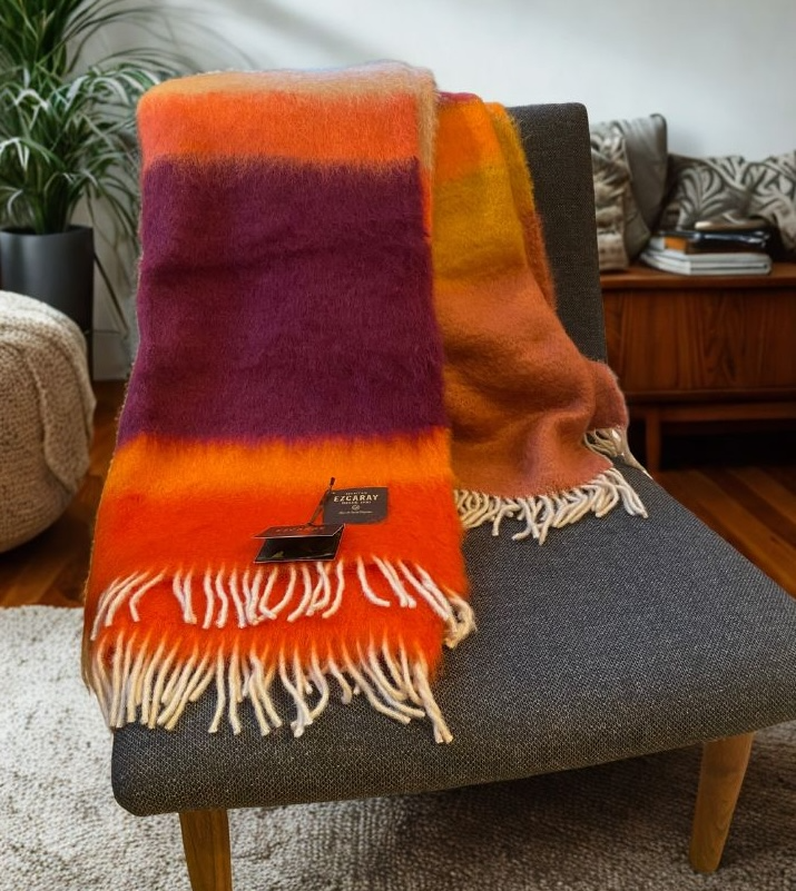 MANTAS EZCARAY Matisse M-166 Mohair-Wolldecke mit weichen Farbflächen in Rottönen, Pinkrosa, Bordeaux, Pumpkin-Orange und Gold, mit hellen Fransen