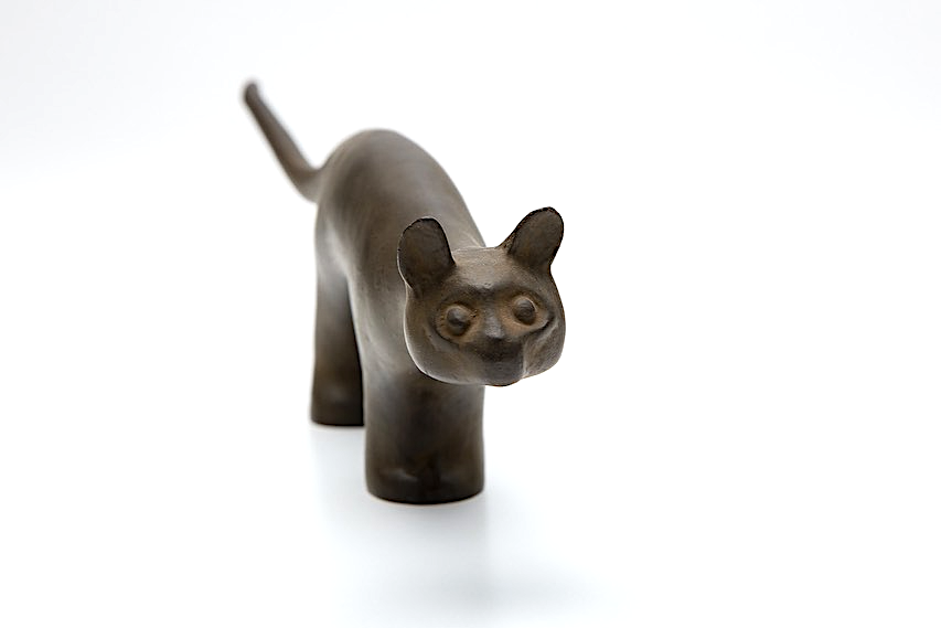 Chami Bronzeskulptur medium | Handgegossene Katze von Suzuki Morihisa