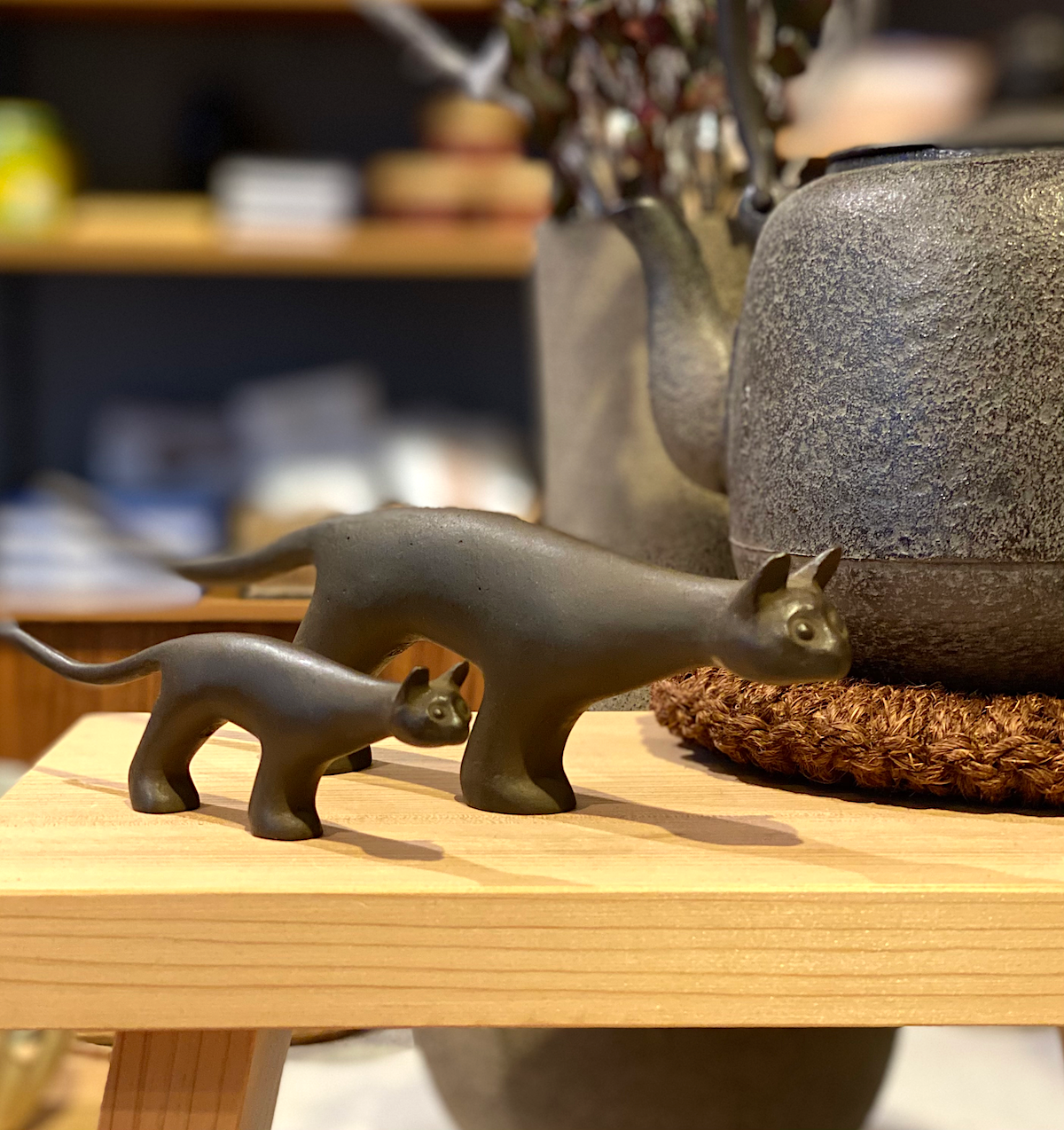 Chami Bronzeskulptur medium | Handgegossene Katze von Suzuki Morihisa