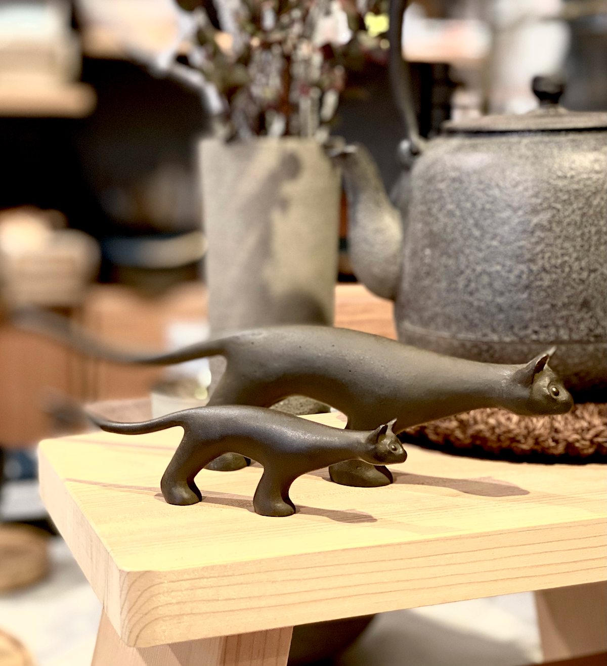 Chami Bronzeskulptur small | Handgegossene Katze von Suzuki Morihisa