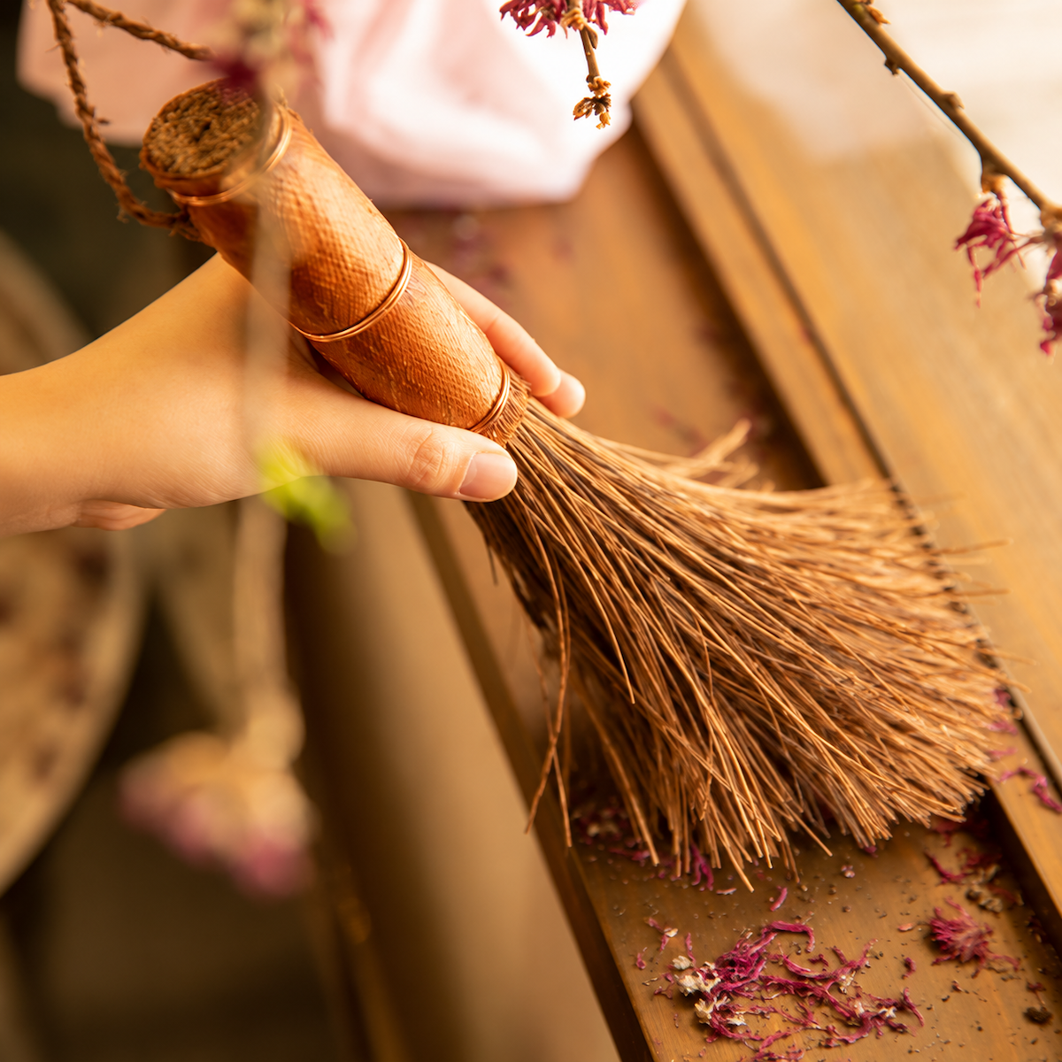 Japanischer Shida Tebouki Handbesen von Broom Craft aus natürlichen Farnfasern und Bambus, traditionell gefertigt in Japan.