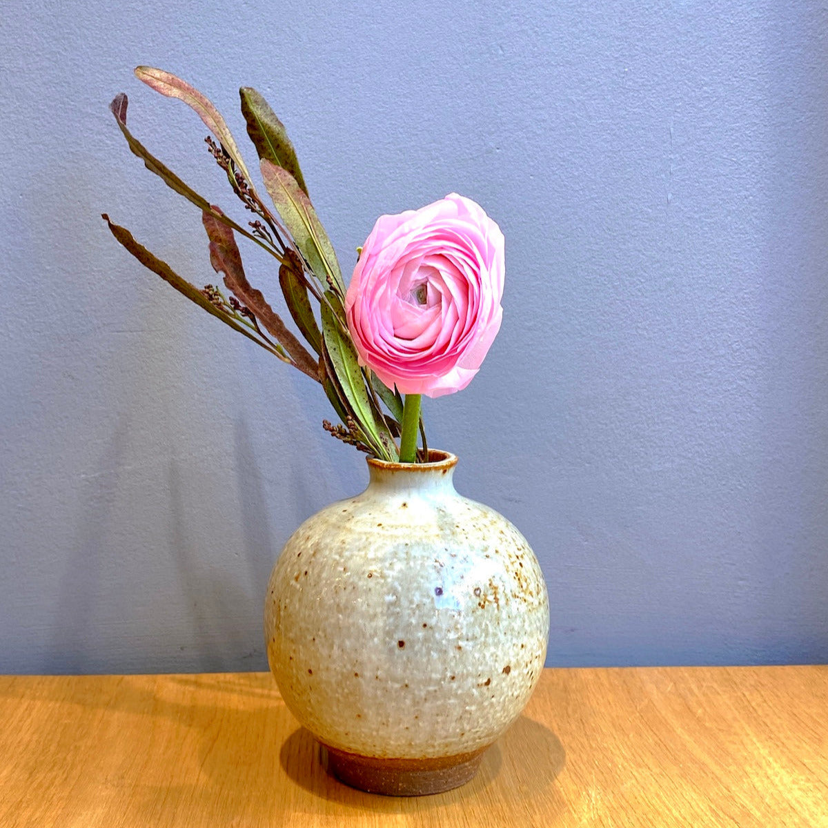 TSUBAKI Kugelvase – Handgefertigte japanische Keramik aus Yunotsu