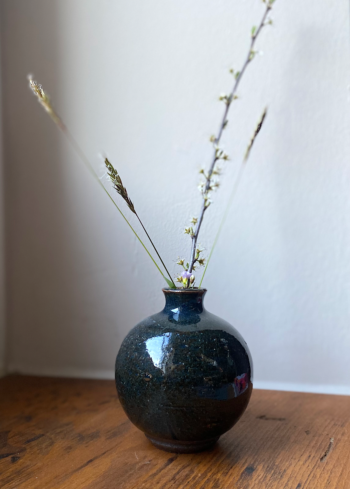 TSUBAKI Kugelvase – Handgefertigte japanische Keramik aus Yunotsu