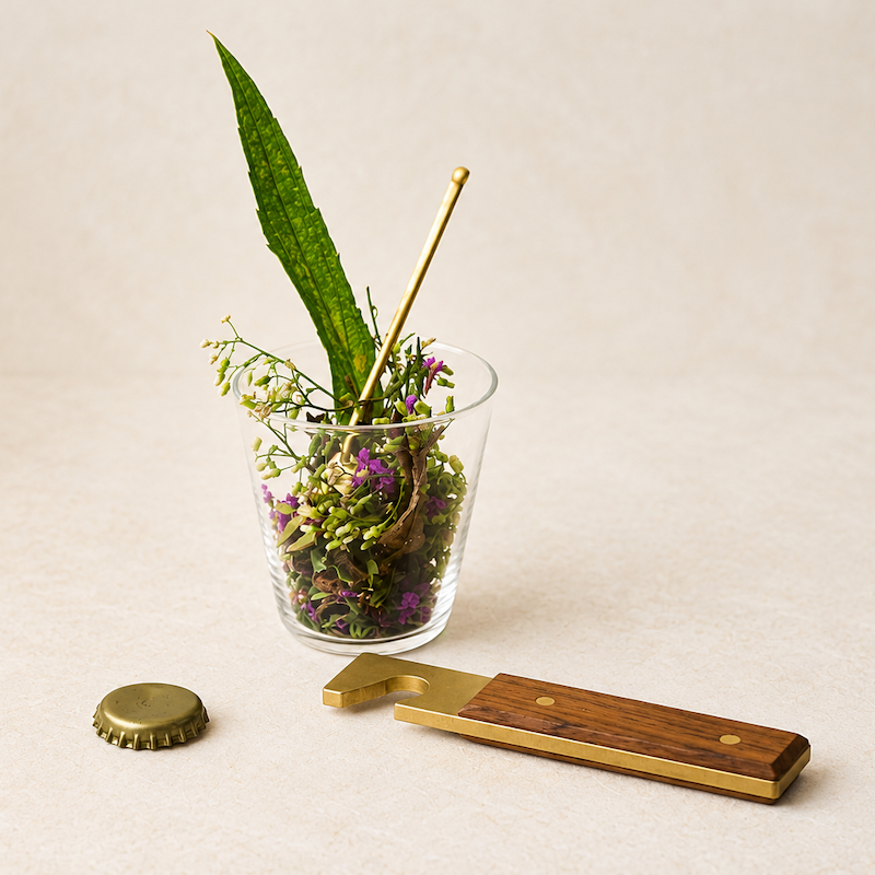 Handgefertigter Flaschenöffner #036 von Lue Brass aus Messing mit Teakholzgriff, japanisches Design in Zusammenarbeit mit Holz