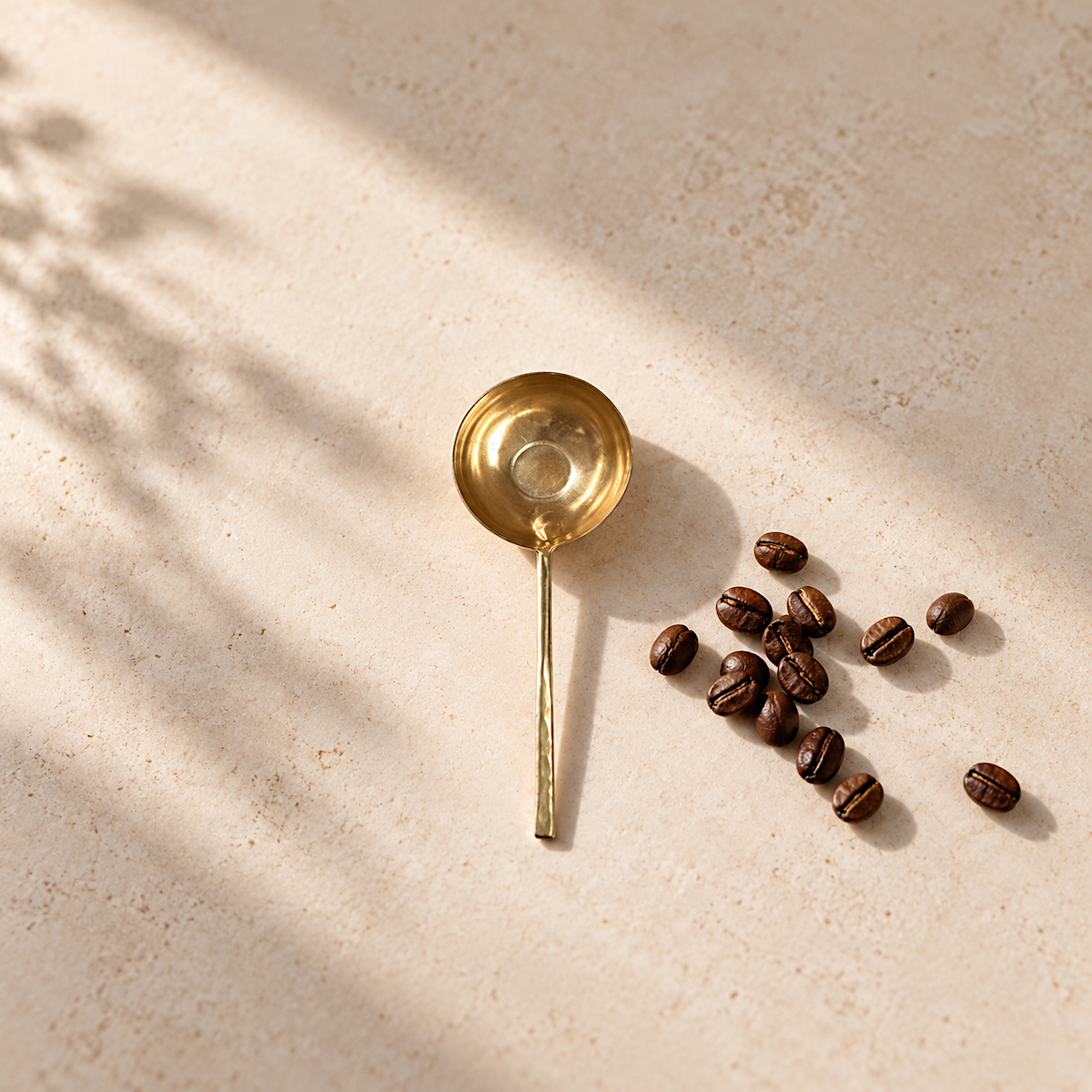 Handgefertigter Kaffee-Dosierlöffel aus Messing von Lue Brass, Modell #004, mit schmalem Griff und gehämmerter Oberfläche