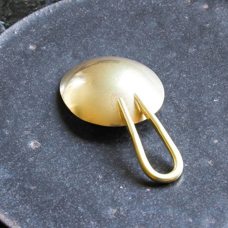 Handgefertigtes Teemass aus massivem Messing von Lue Brass, Modell #005, mit individueller Oberfläche, hergestellt in Japan