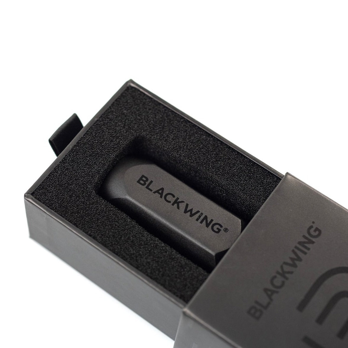 Bleistiftspitzer für lange Spitzen aus schwarzem Aluminium | Blackwing | Made in China
