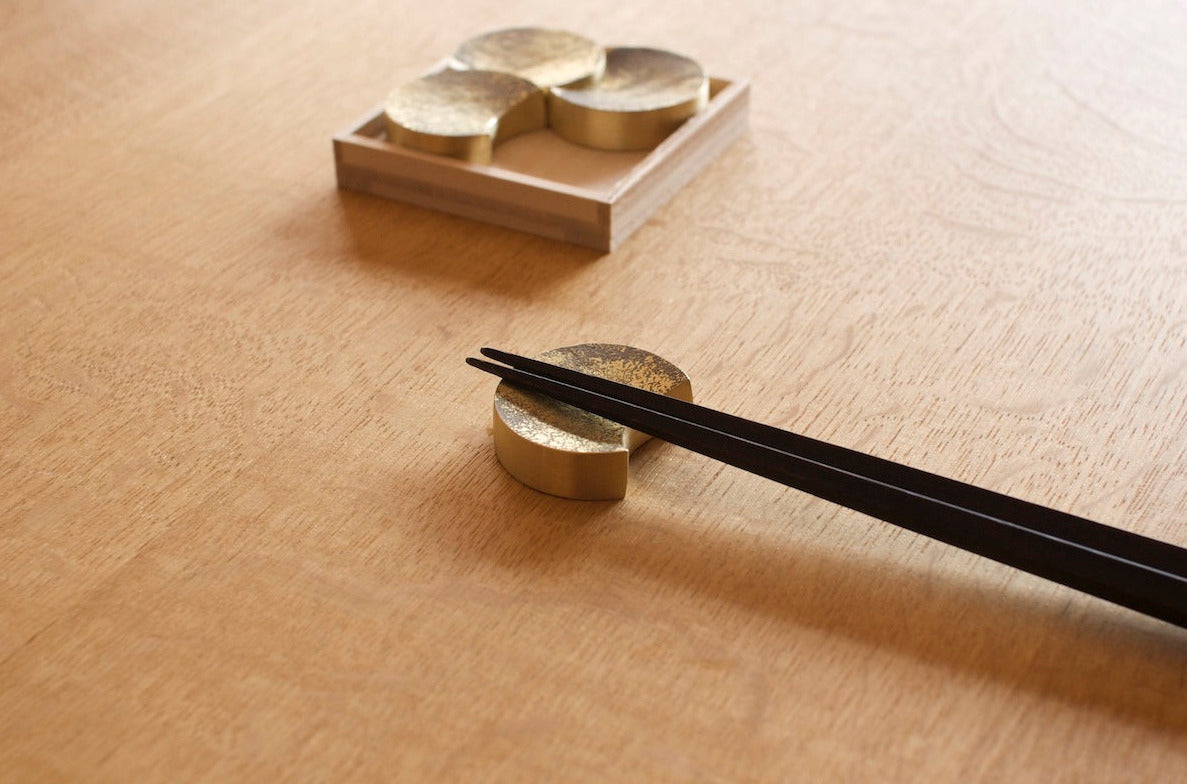 FUTAGAMI - Stäbchenhalter aus Messing | Four Moon | Made in Japan