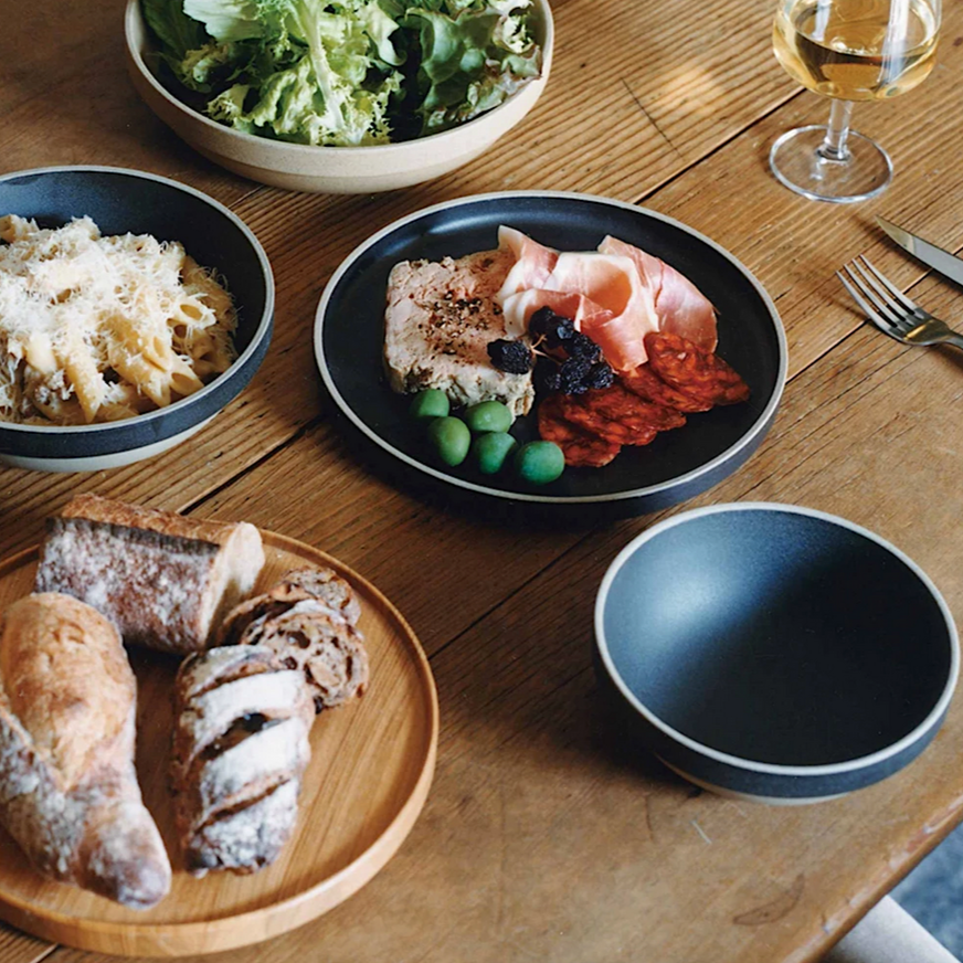 HASAMI PORCELAIN Teller Black aus Porzellan und Ton Handmade in Japan