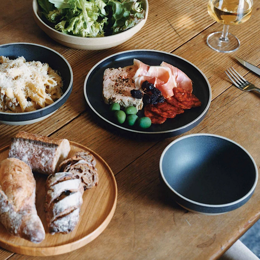 HASAMI PORCELAIN Teller Black aus Porzellan und Ton Handmade in Japan