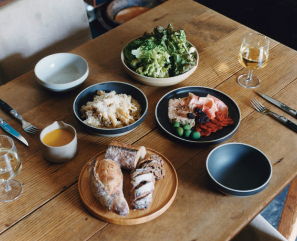 HASAMI PORCELAIN - Serviertablett und Untersetzer | Escheholz Ø 22cm Handmade in Japan