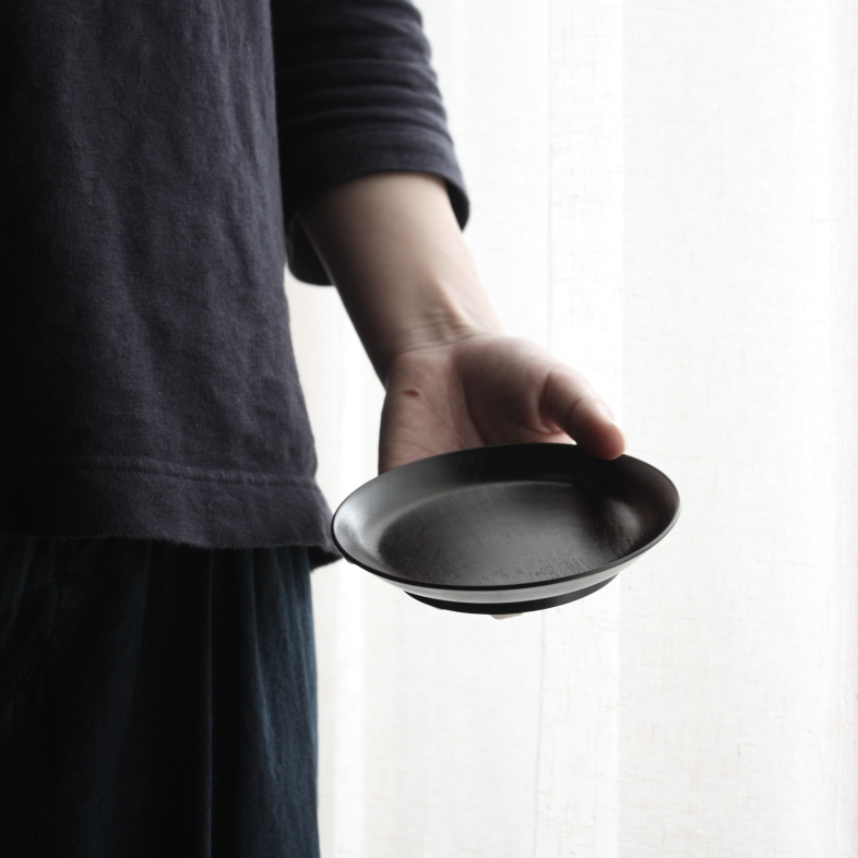 Teller Unomatsu Ø120mm | dunkelbraun lackiert aus Haselnussholz | Hatashikki | Handmade Japan