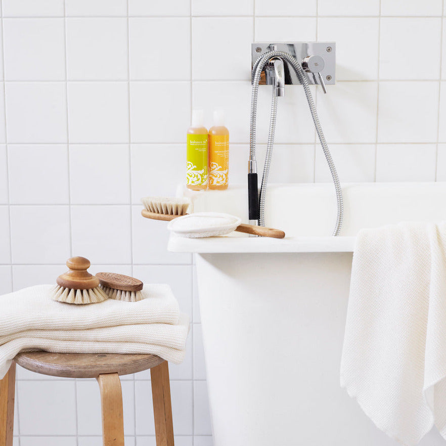 IRIS HANTVERK Badebürste mit Griff Eiche Rosshaar Handmade in Sweden