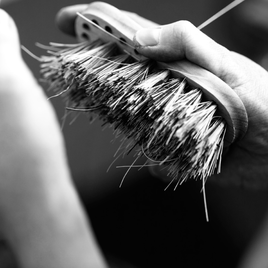 IRIS HANTVERK Gesichtsbürste Nussbaum Ziegenhaar Handgemacht