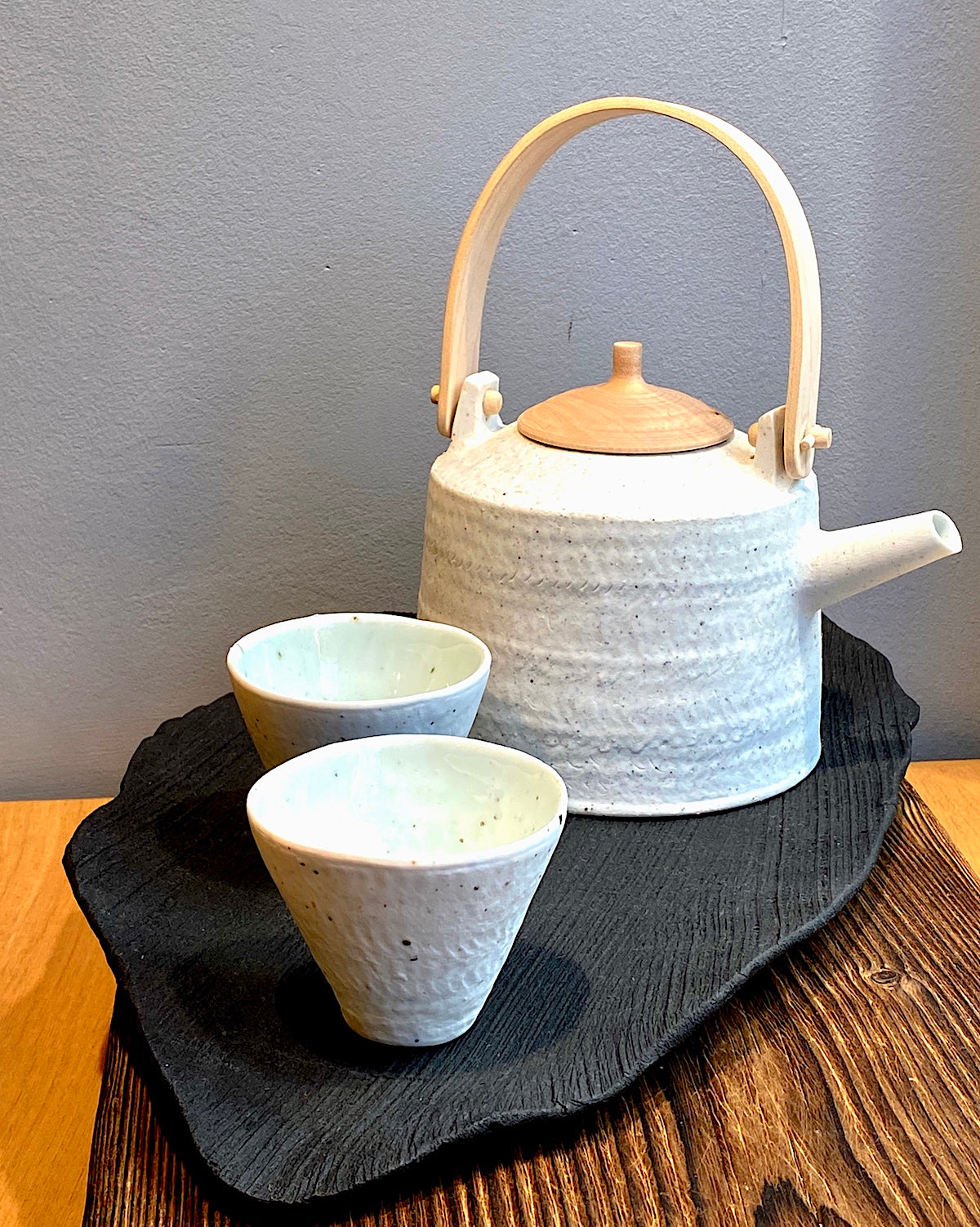 KIHO KANG Teekannen-Set aus Porzellan und Holz Handmade