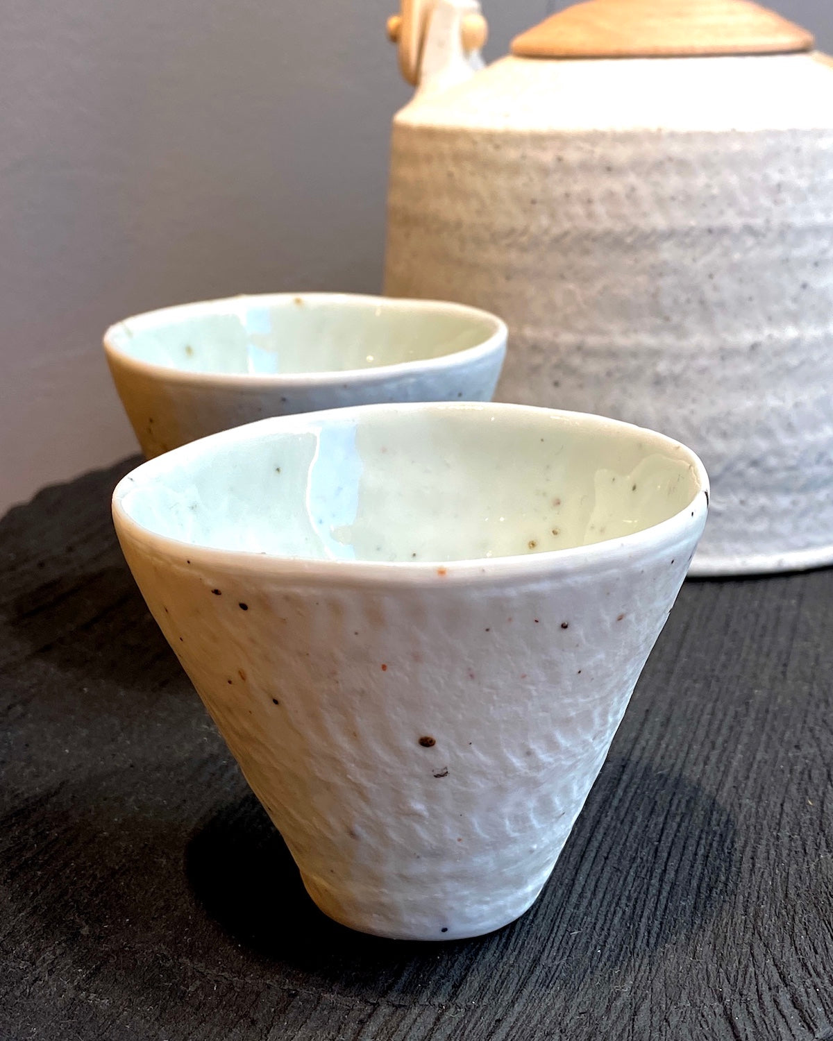 KIHO KANG Teekannen-Set aus Porzellan und Holz Handmade