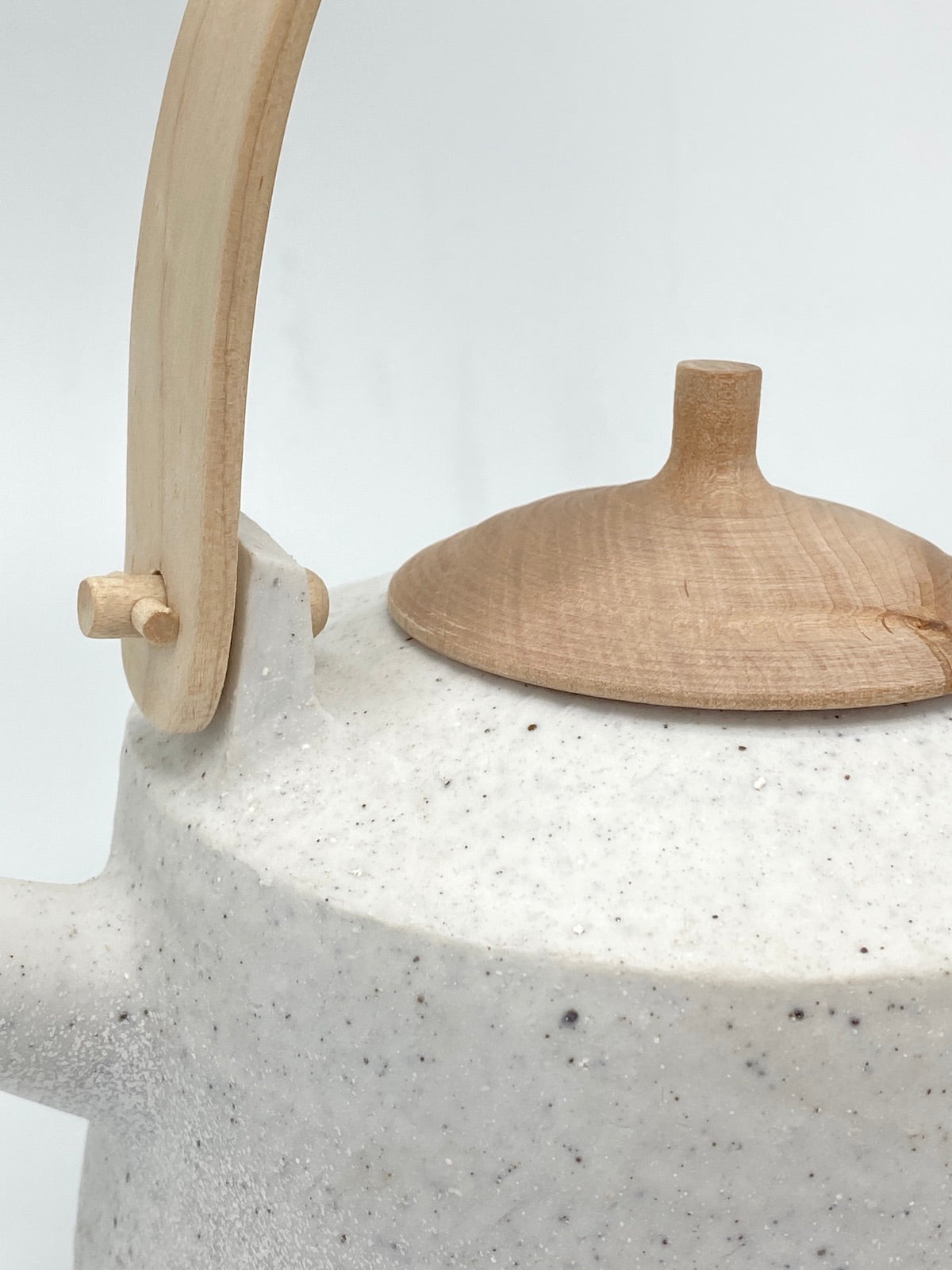 KIHO KANG Teekannen-Set aus Porzellan und Holz Handmade