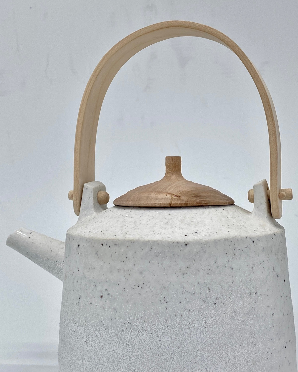 KIHO KANG Teekannen-Set aus Porzellan und Holz Handmade