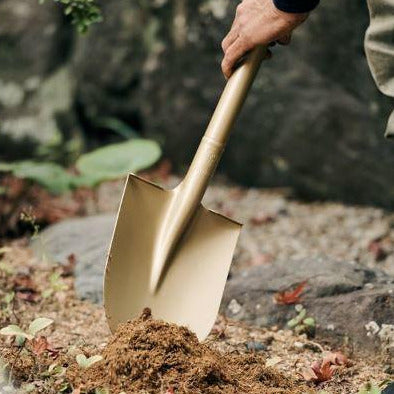 NIWAKI - Gartenschaufel aus Stahl  97.2cm | Goldfarben | Made in Japan