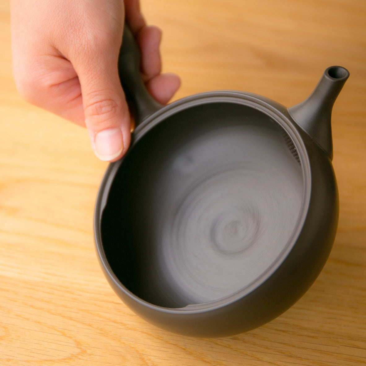 Teekanne Tokoname unglasierter schwarz | SUSUMUYA | Handmade in JapanSUSUMUYA japanische Teekanne aus unglasierter Tokoname-Erde Handmade