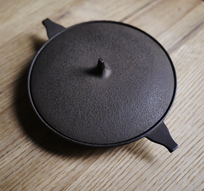 SUZUKI MORIHISA STUDIO kleine Gusseisenpfanne mit Deckel und Emaille