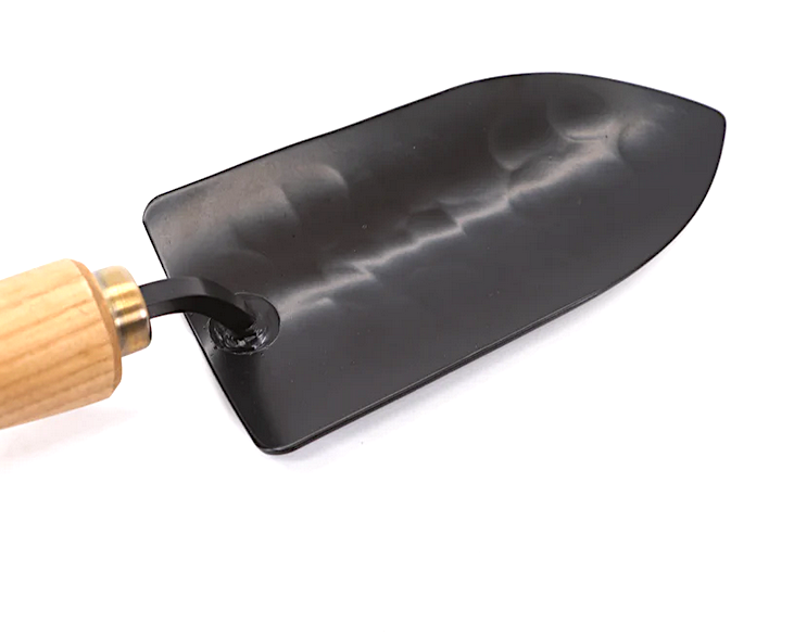 NIWAKI - handgeschmiedete Pflanzkelle Moku mit Holzgriff - Made in Japan