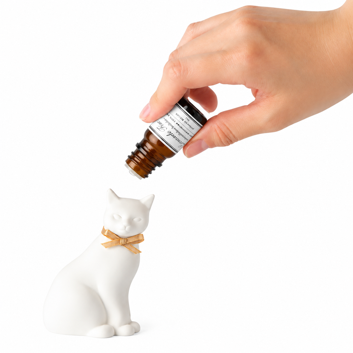 Duftornament Katze Medium von BALLON aus Japan – handgefertigte Gipsfigur mit natürlichem Lavendelöl, 5 ml inklusive.