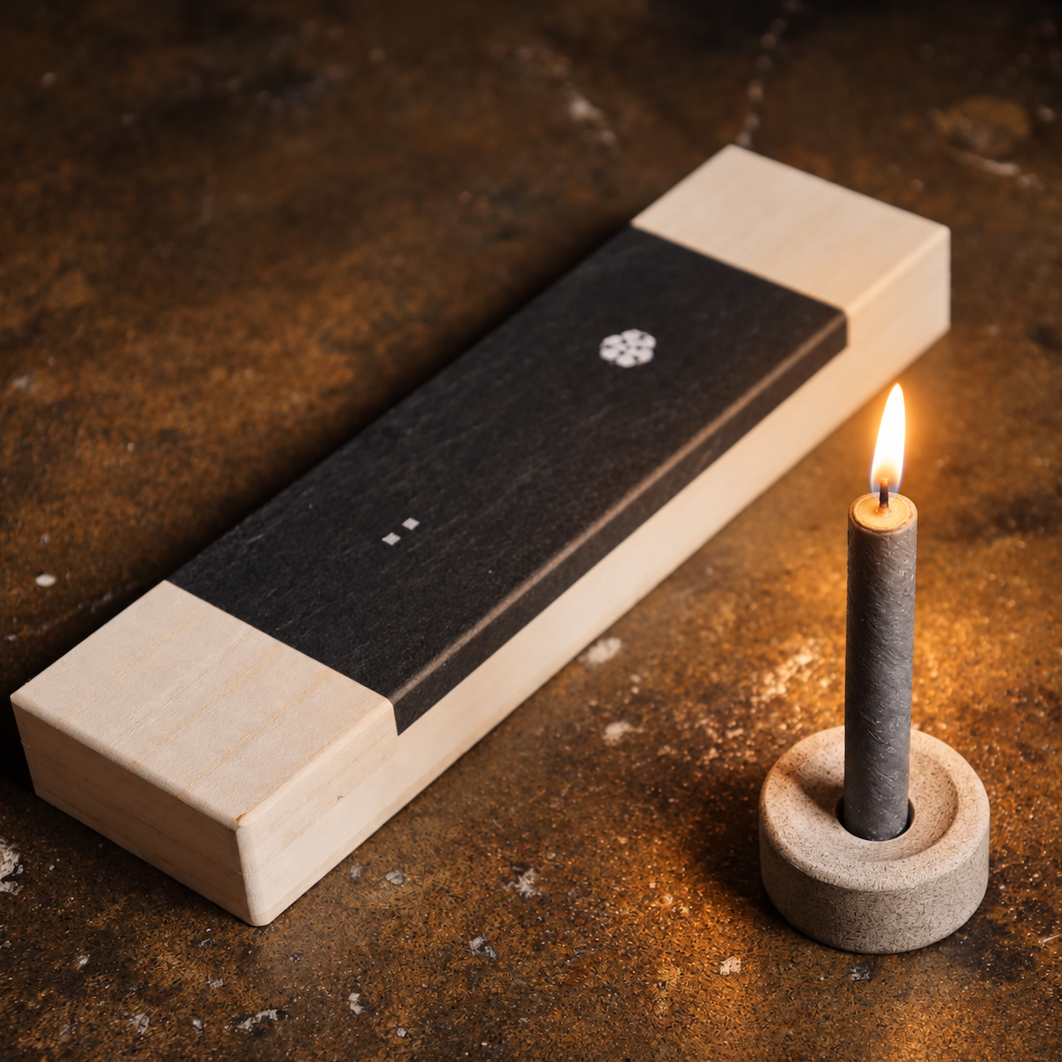 Japanisches Kerzenset Shinto Harmony mit vier handgefertigten Warosoku-Kerzen, Kerzenhalter und Streichhölzern in einer Holzbox.