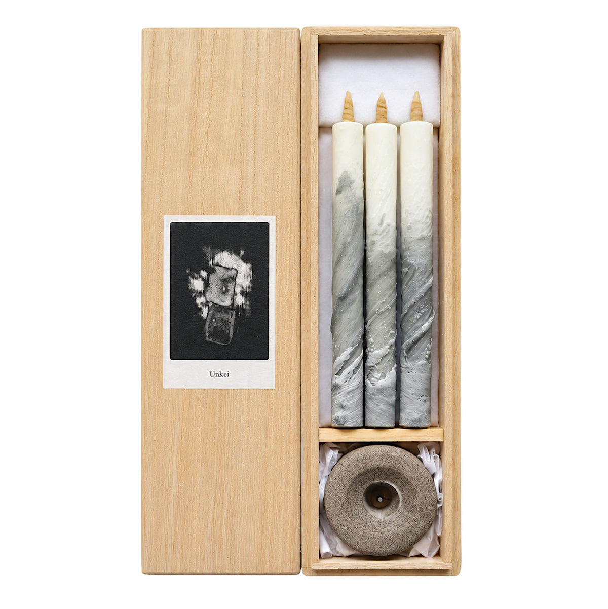 Japanisches Kerzenset Unkei mit drei langen, handgefertigten Warosoku-Kerzen mit Farbverlauf in einer Geschenkbox aus Washi-Papier.