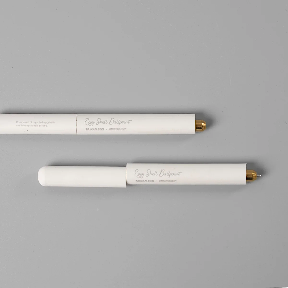 HMM Eggshell Ballpoint – Kugelschreiber aus recycelten Eierschalen, entwickelt mit Tainan Egg. Naturweisser Schaft mit Messingdetail, hergestellt in Taiwan.