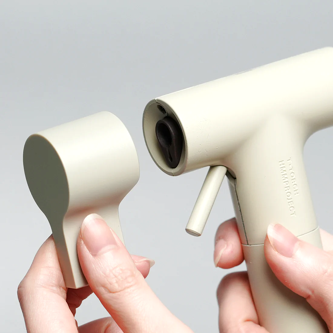 HMM T-Torch Design-Gasbrenner in Grün mit markanter T-Form, einstellbarer Flamme und rundem Standfuss.
