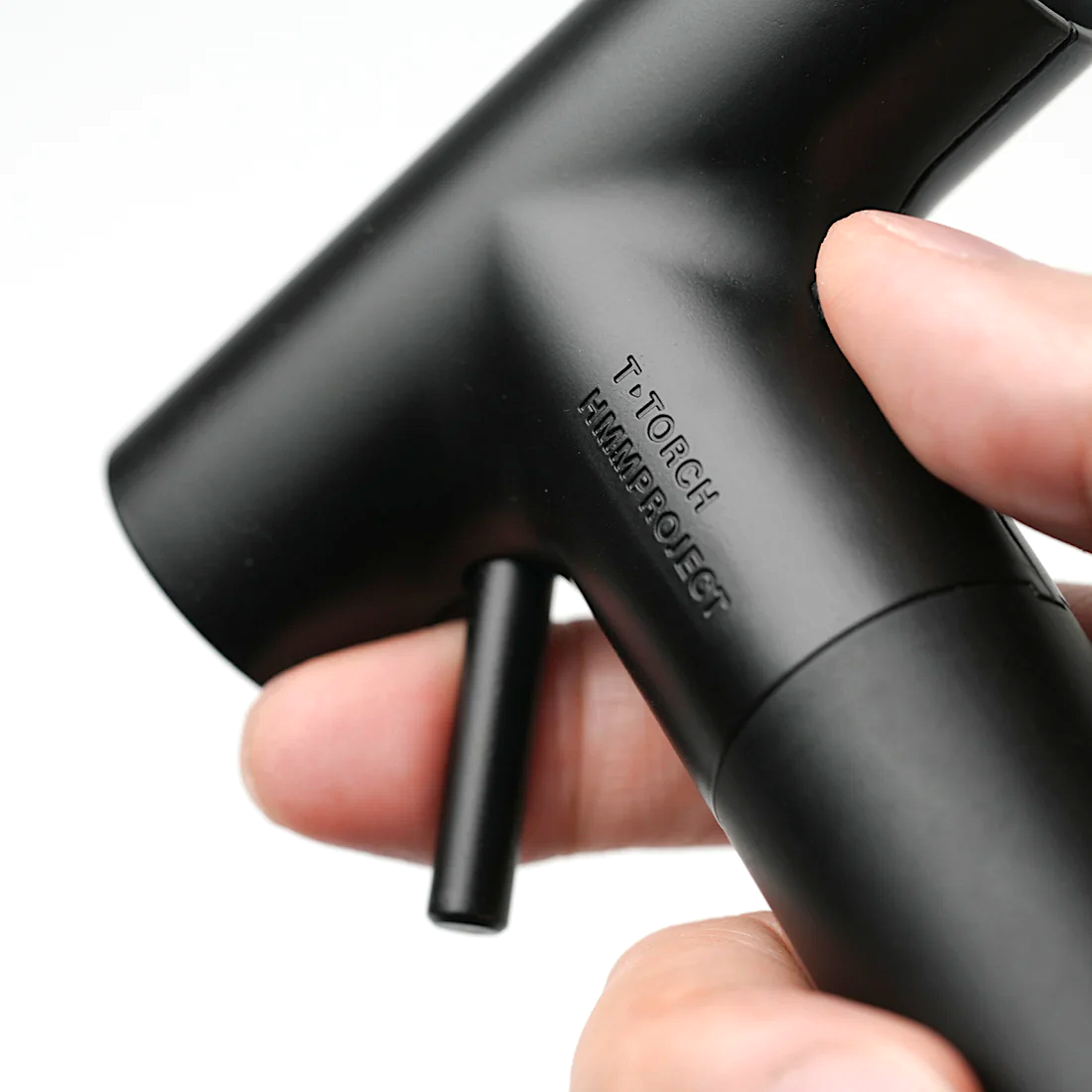 HMM T-Torch Design-Gasbrenner in Grün mit markanter T-Form, einstellbarer Flamme und rundem Standfuss.