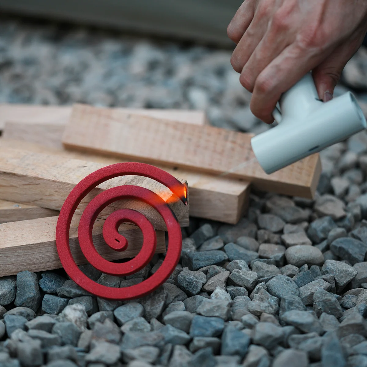 HMM T-Torch Design-Gasbrenner in Grün mit markanter T-Form, einstellbarer Flamme und rundem Standfuss.