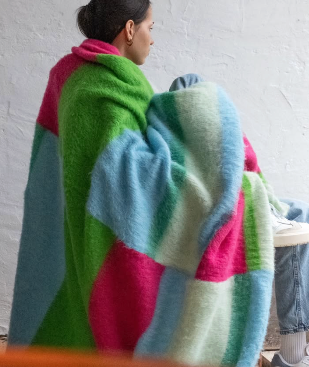Pop Art Plaid, mehrfarbig gestreifte Strickdecke aus gebürsteter Alpakamischung, 130 × 180 cm, gefertigt in Italien.