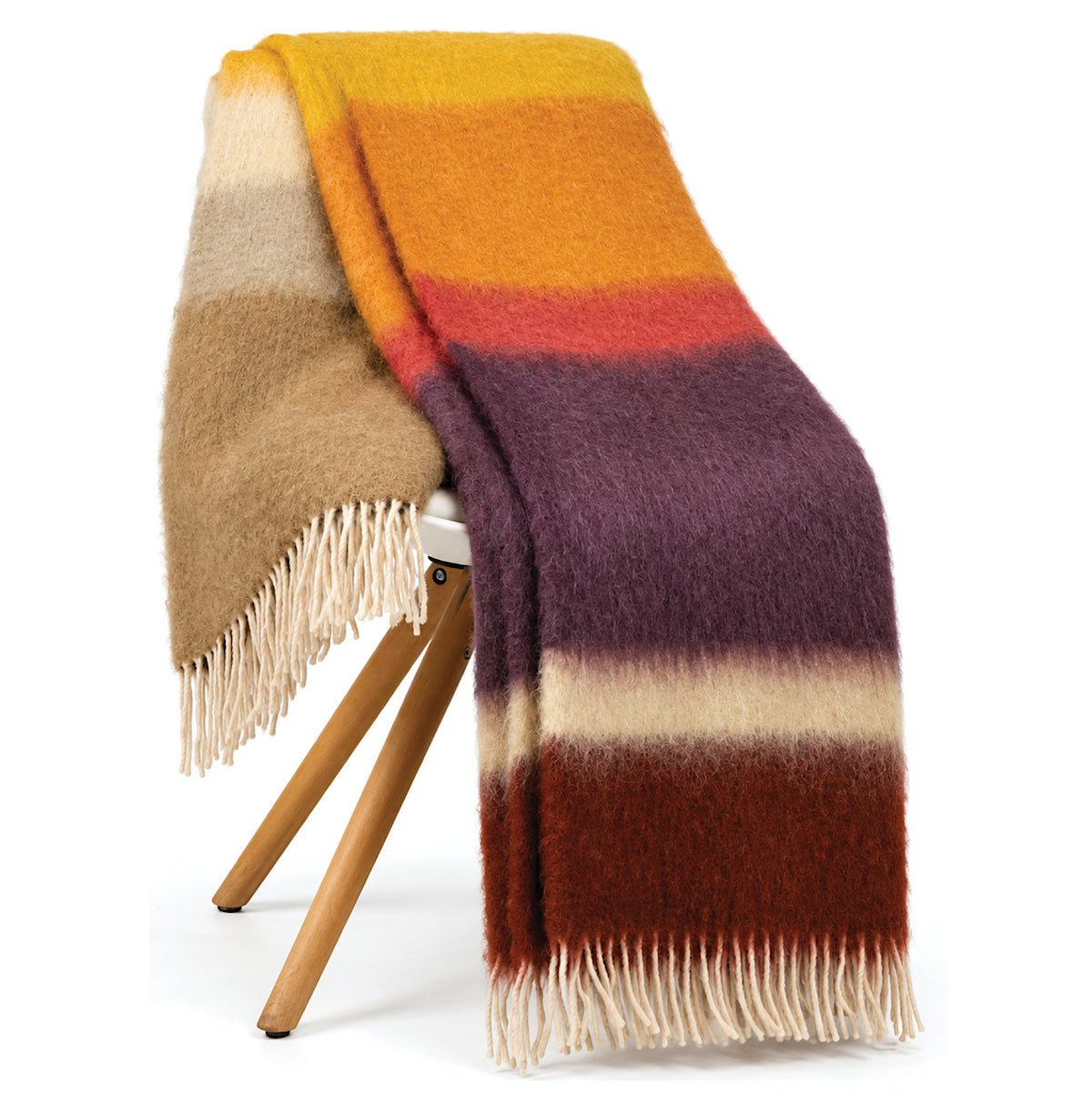 MANTAS EZCARAY Matisse M-61 Mohair-Wolldecke mit breiten Streifen in Gelb, Orange, Bordeaux und Beige, cremeweissen Fransen, über einem Holzstuhl drapiert