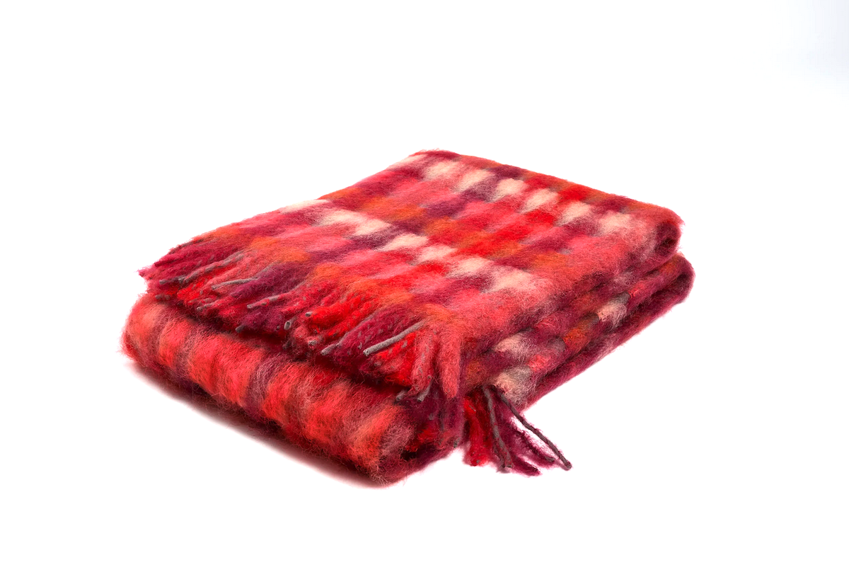 MANTAS EZCARAY Mia MI-54 Mohair-Wolldecke mit flauschigem Karomuster in Rot, Rosa, Bordeaux und Kreideweiss, dekorativen Fransen in Rot und Grau.