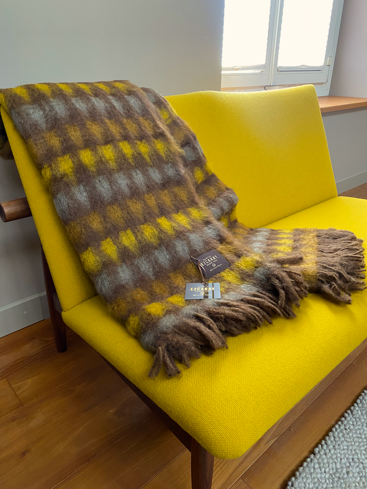 MANTAS EZCARAY Mia MI-93 Mohair-Wolldecke in Braun mit gelben und graublauen Querstreifen und dunkelbraunen Fransen