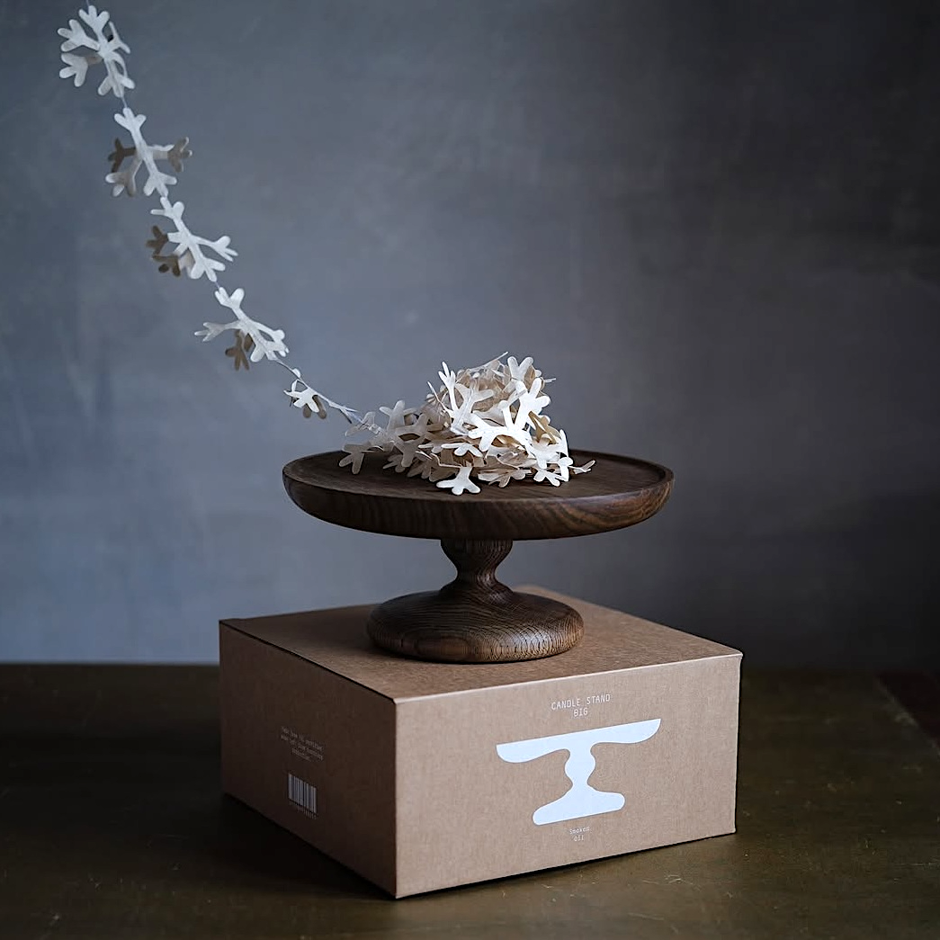 Etagere aus geräucherter Eiche – Ovo Things Holz-Kuchenplatte