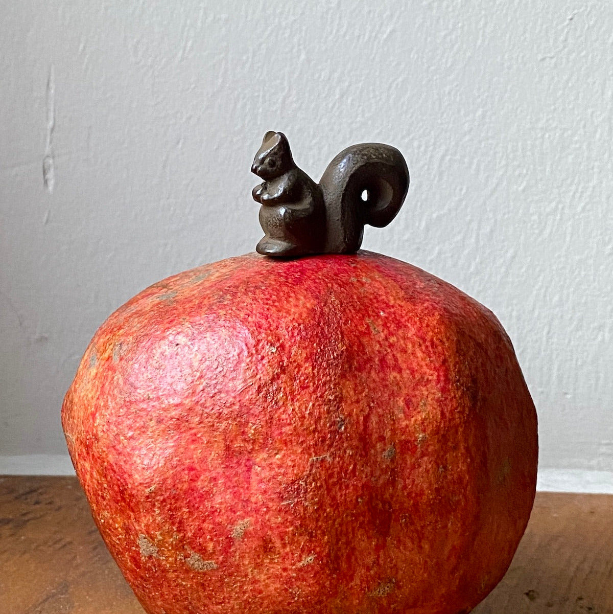 Eichhörnchen Paperweight aus Eisen – Japanisches Designobjekt